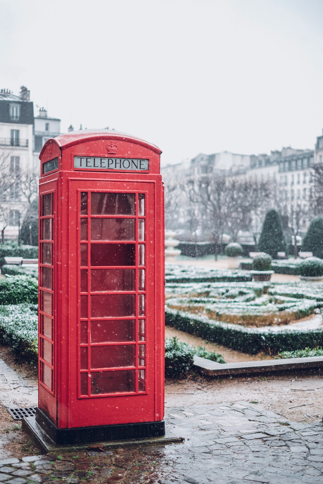 TSLL’s Holiday Gift Guide: 40+ French & British-themed + Extra Festive Finds