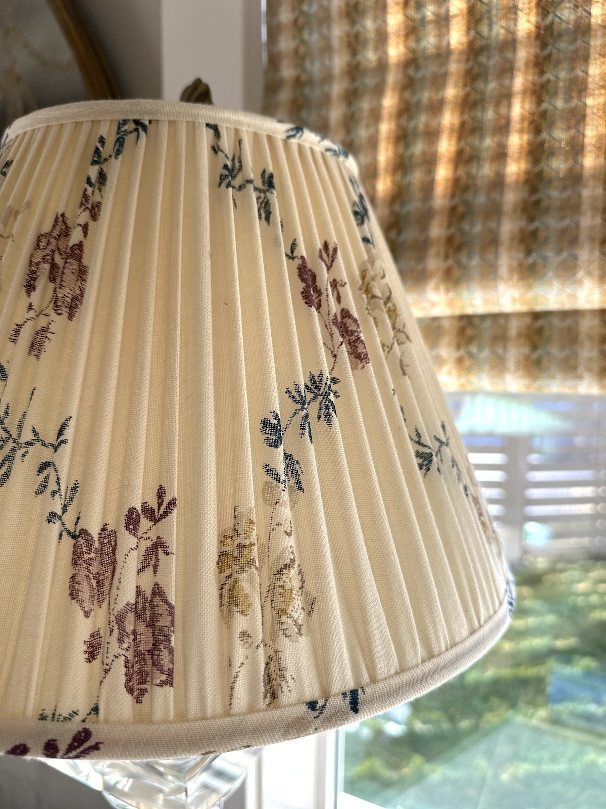 Closeuplampshadecurtain