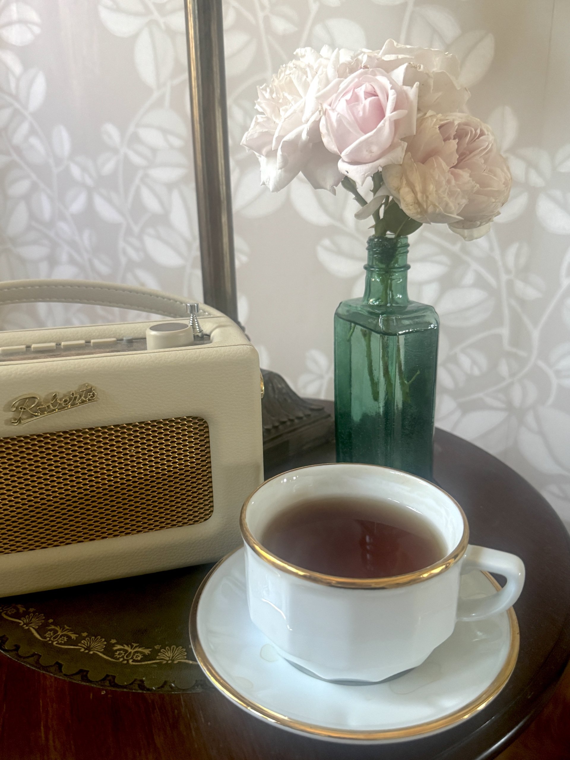 Pinkrosebouquetbedroomteacuproberts