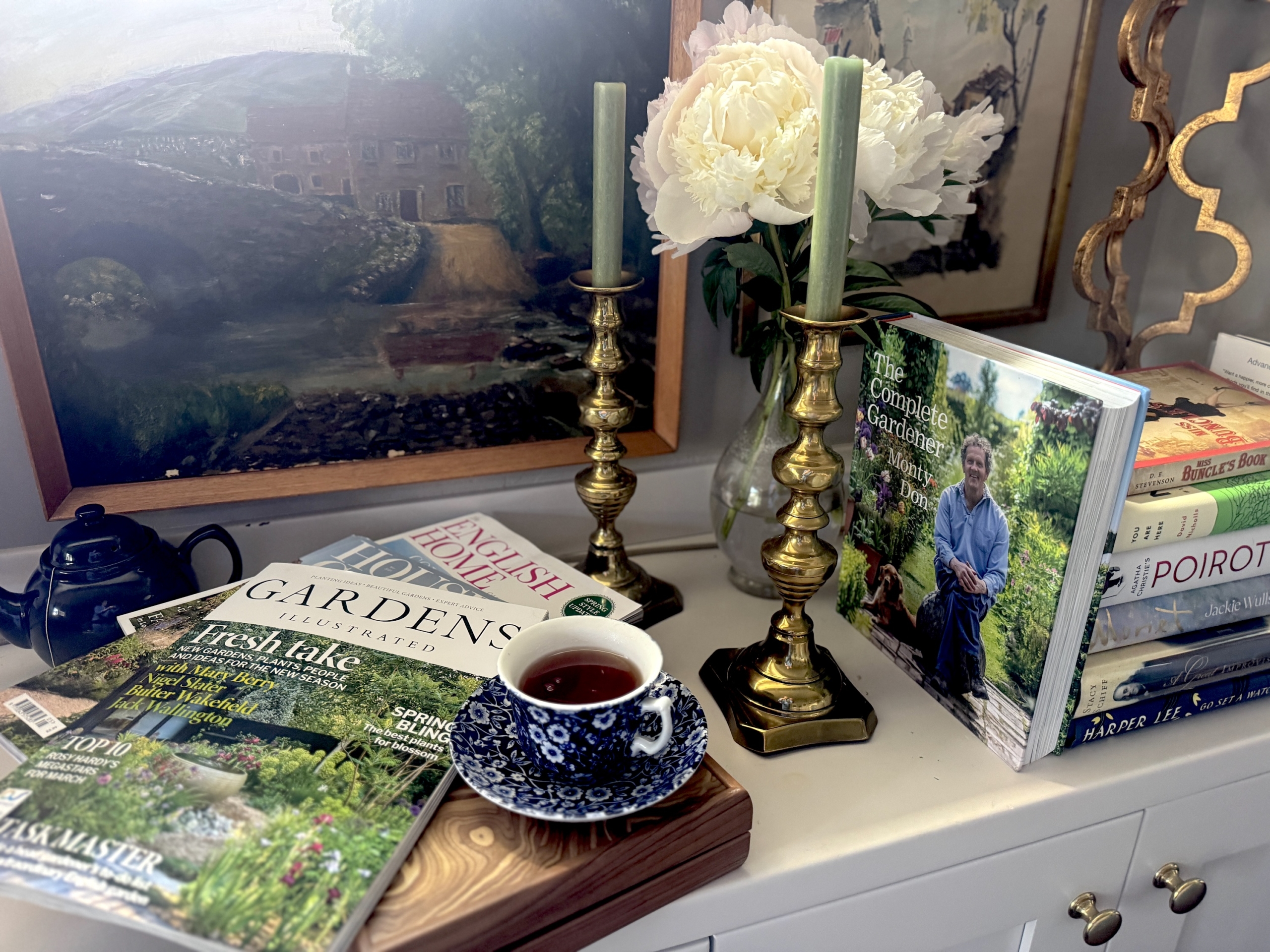 Britishconsoleitemscandlespaintingteabooks