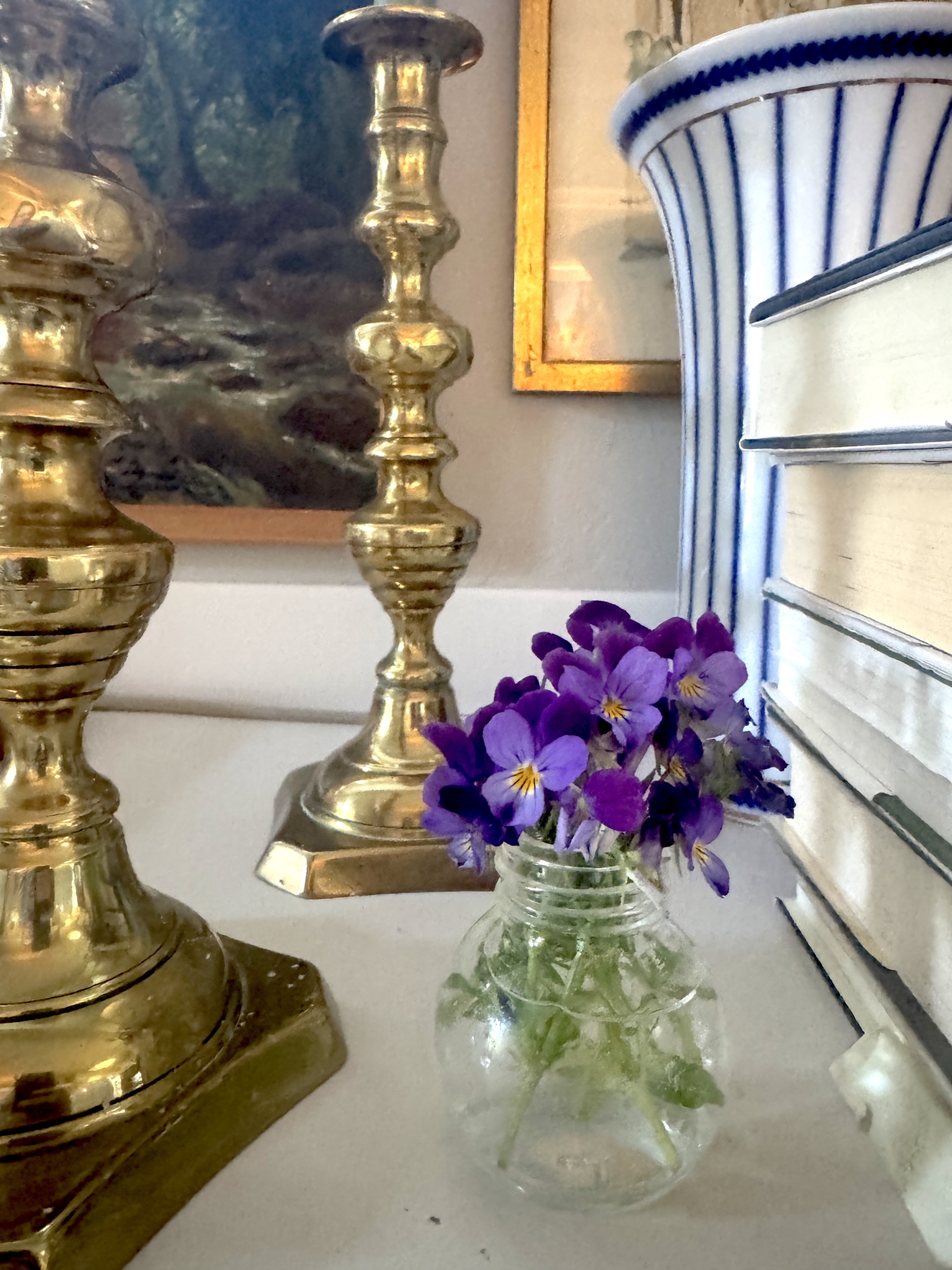 Violetbouquetpetitecandlesticks