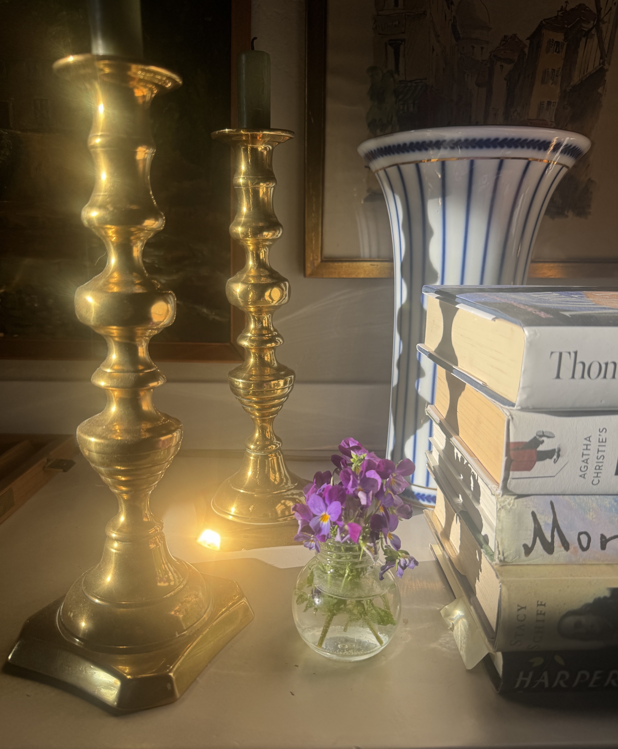 Violetsmorningsunbouquetcandlesticks
