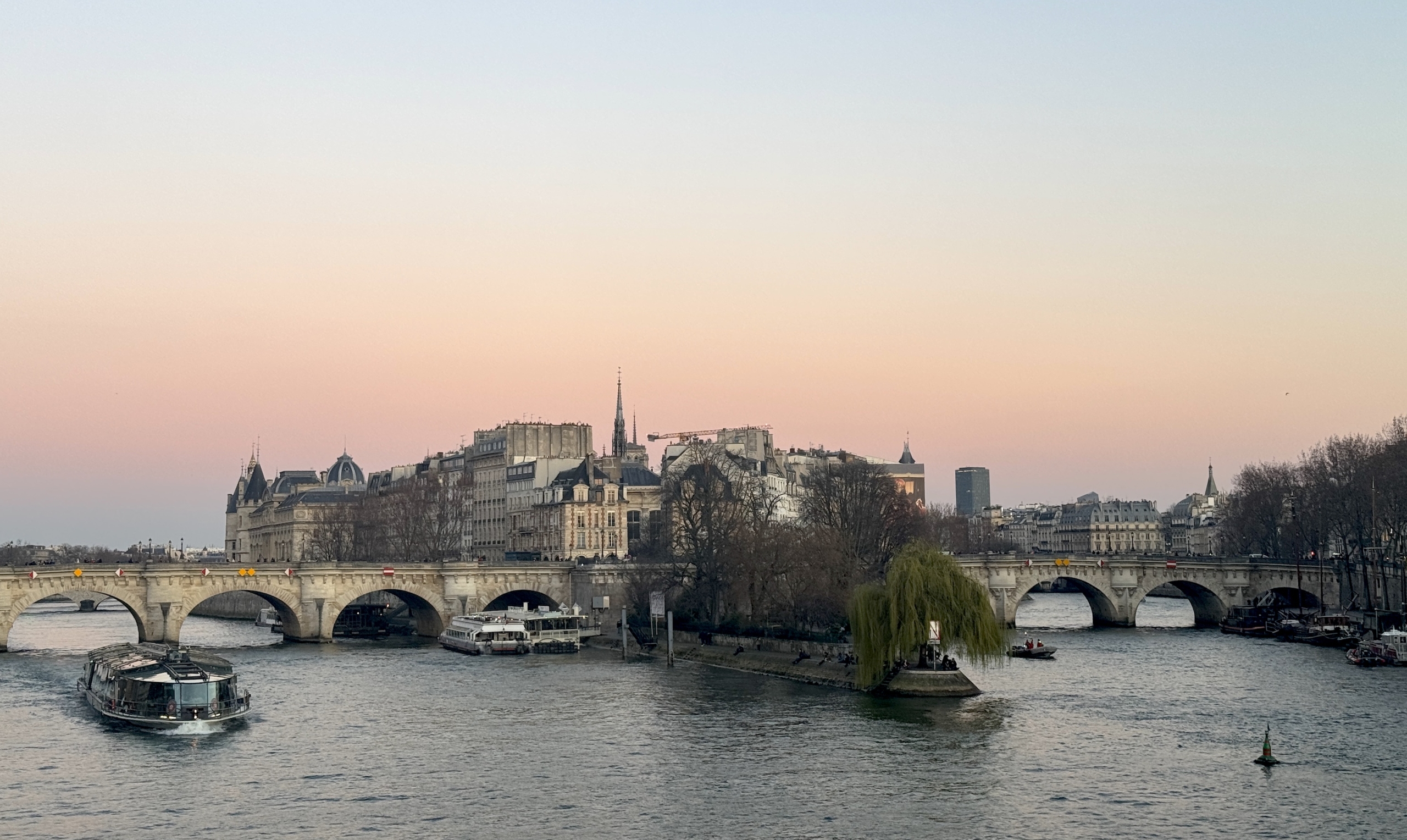 Pontneufduskiledeciteboatsclearskyseine
