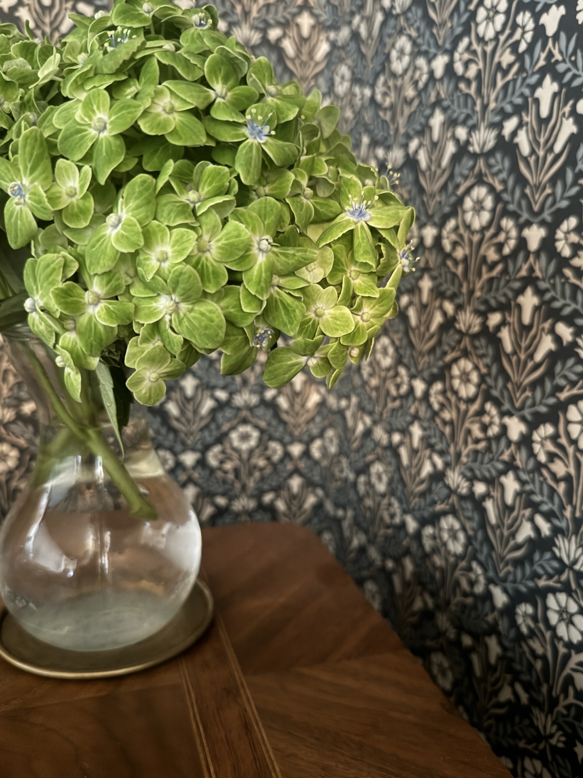 Guestbedroomcloseupcornerhydrangeabouquetwallpaper